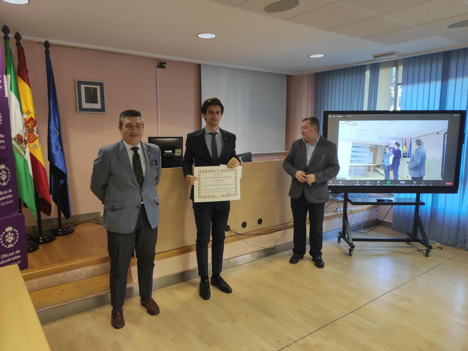 El premiado, Javier Hidalgo Salaverri, con el diploma acreditativo. El premiado, Javier Hidalgo Salaverri, con el diploma acreditativo.