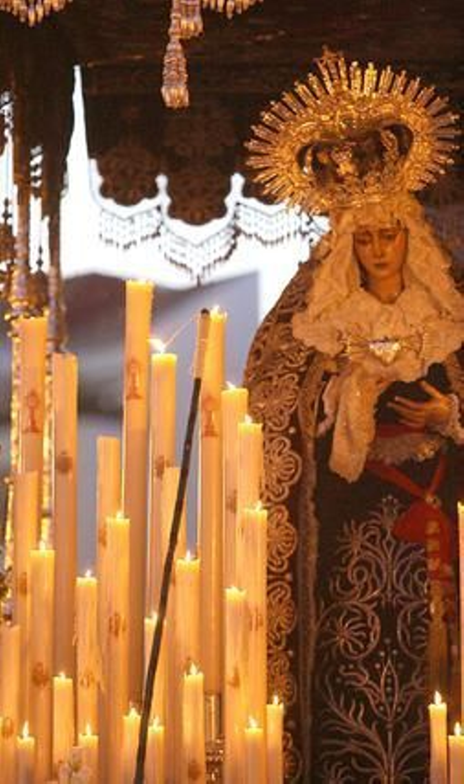 La ciudad se echó a la calle para acompañar a los pasos. Fotos: Espínola / Begoña Mora