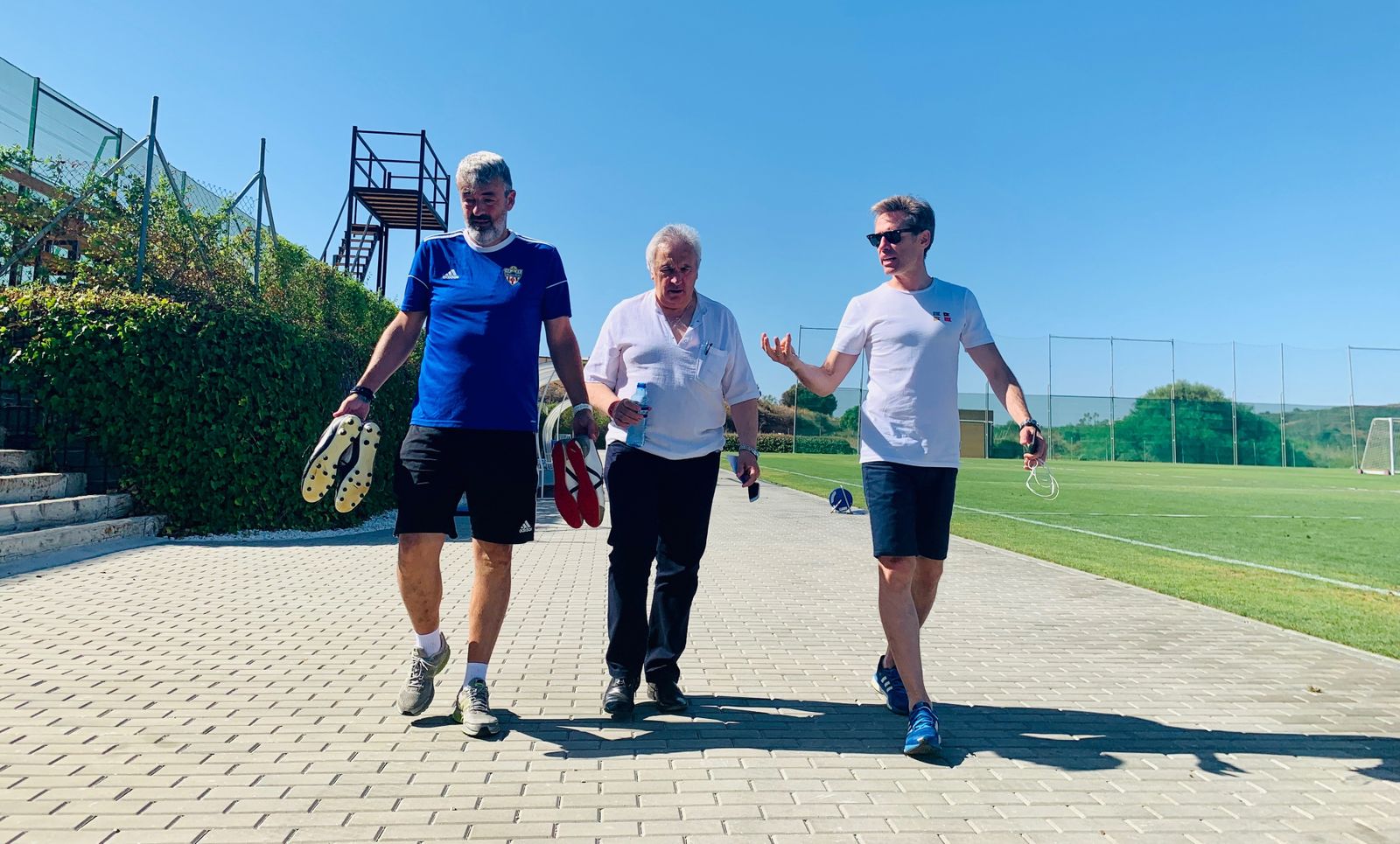 Óscar Fernández, Alfonso García y Corona tras charlar en el campo del Complejo Deportivo Arroyo Enmedio