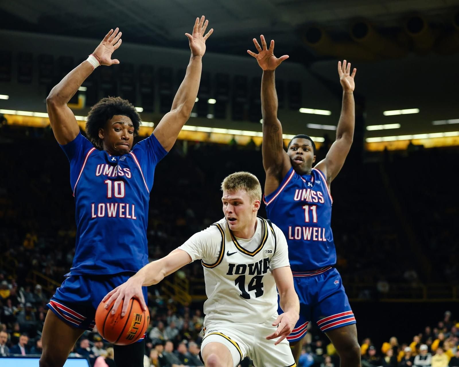 NCAA: Álvaro Folgueiras brilla para despedir el 2025