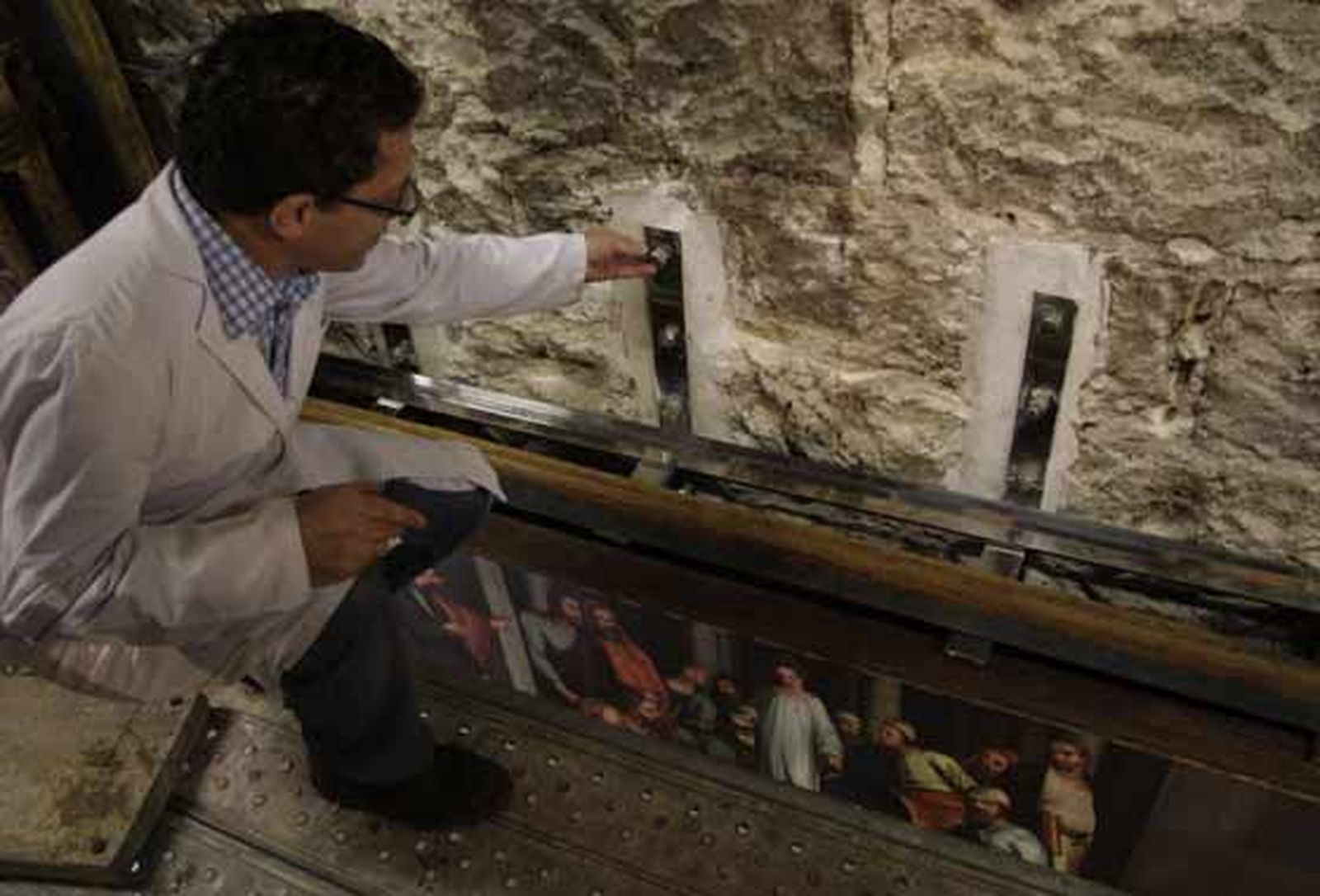 El responsable de Patrimonio del Cabildo Catedral, Francisco Navarro, informa sobre la restauración del retablo del mariscal de la Catedral de Sevilla. Sacristía de la Antigua de la Catedral.

Foto: Victoria Hidalgo