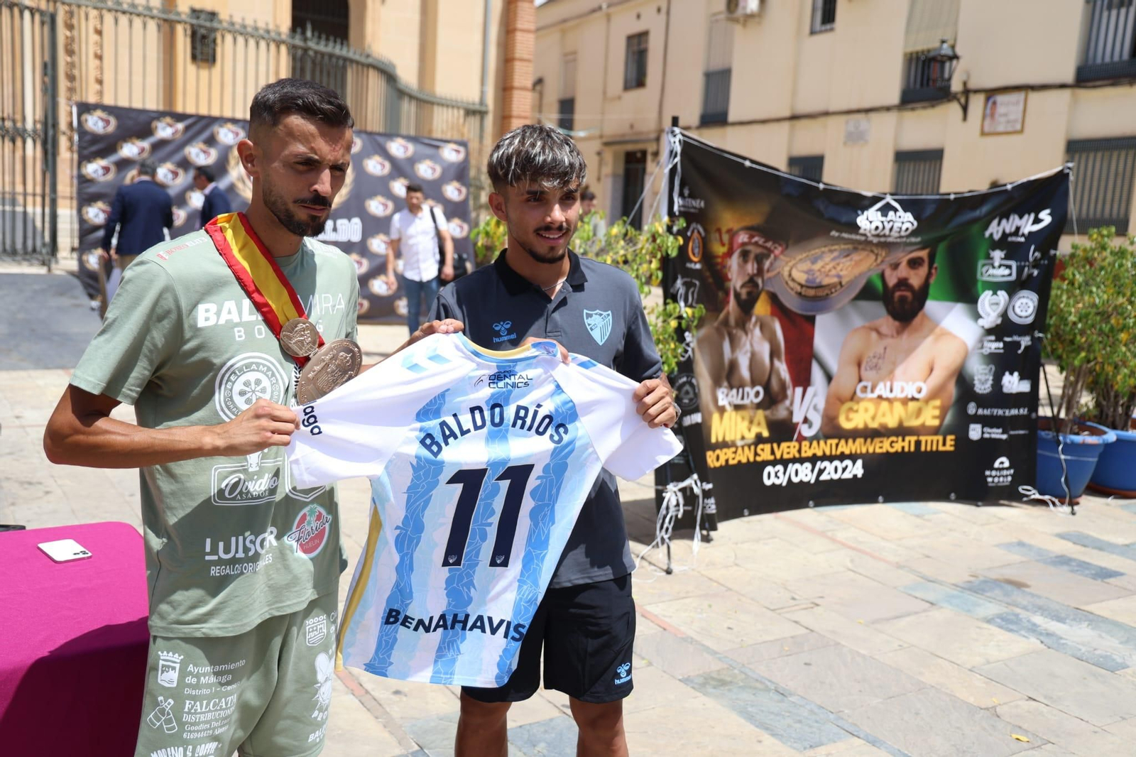 El Málaga regala una camiseta al boxeador Baldo 'El Flaco' Mira, que opta al títuro europeo