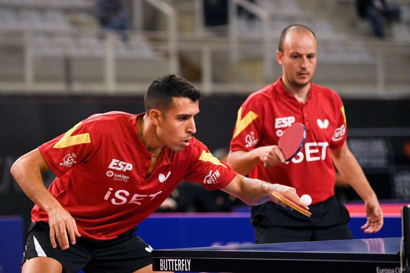 Carlos Machado, a la derecha, junto a Álvaro Robles durante el partido de dobles contra Suecia.