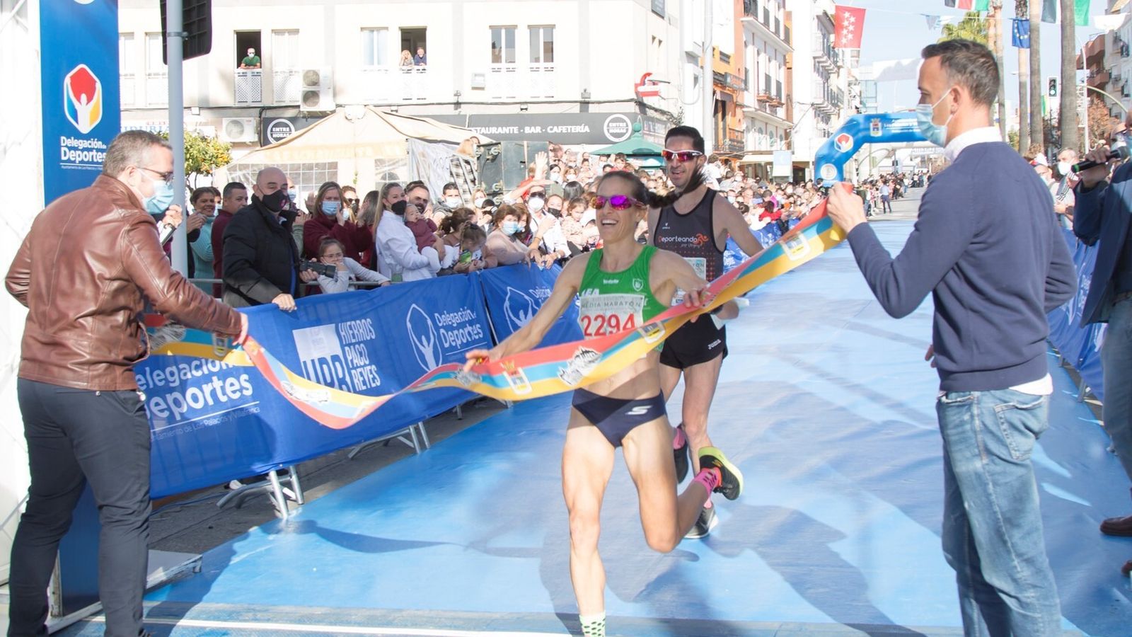 La extremeña Raquel Gómez entra en la meta como ganadora femenina.