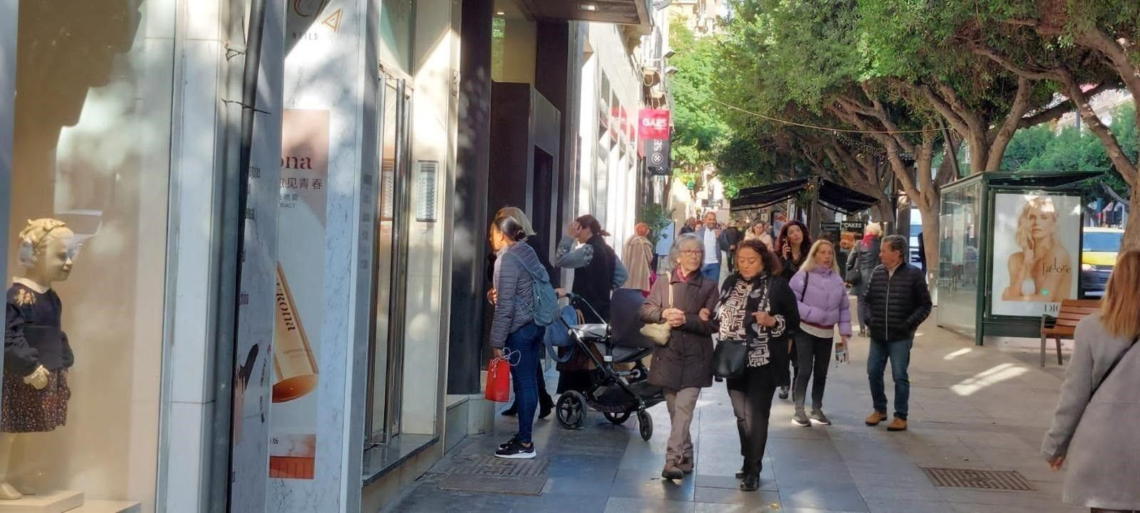 Transeúntes en una calle comercial del centro de Almería.
