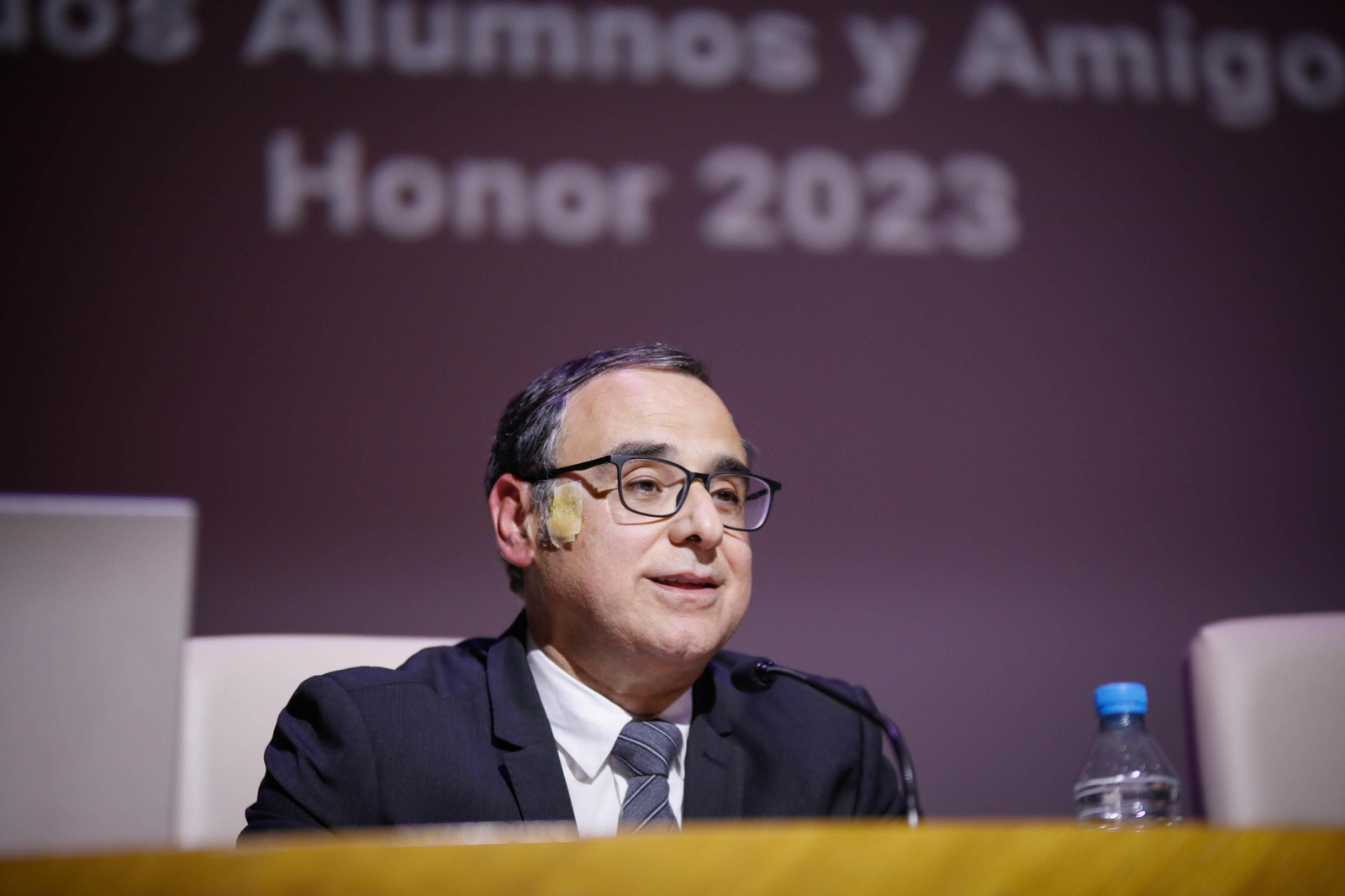 Imágenes del acto de reconocimiento a antiguos alumnos y amigos de honor en la UAL