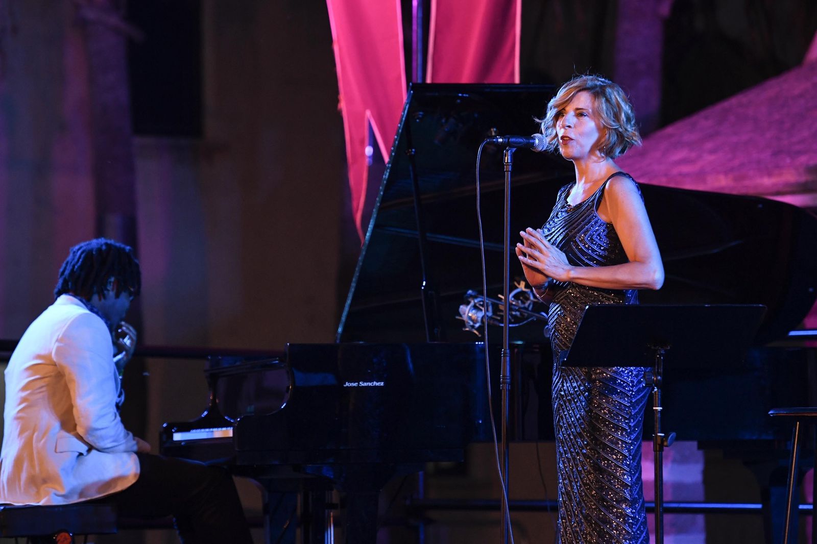 La compositora e intérprete Sole Giménez con el músico Ivan 'Melón' Lewis, ayer en el Castillo Santa Catalina.