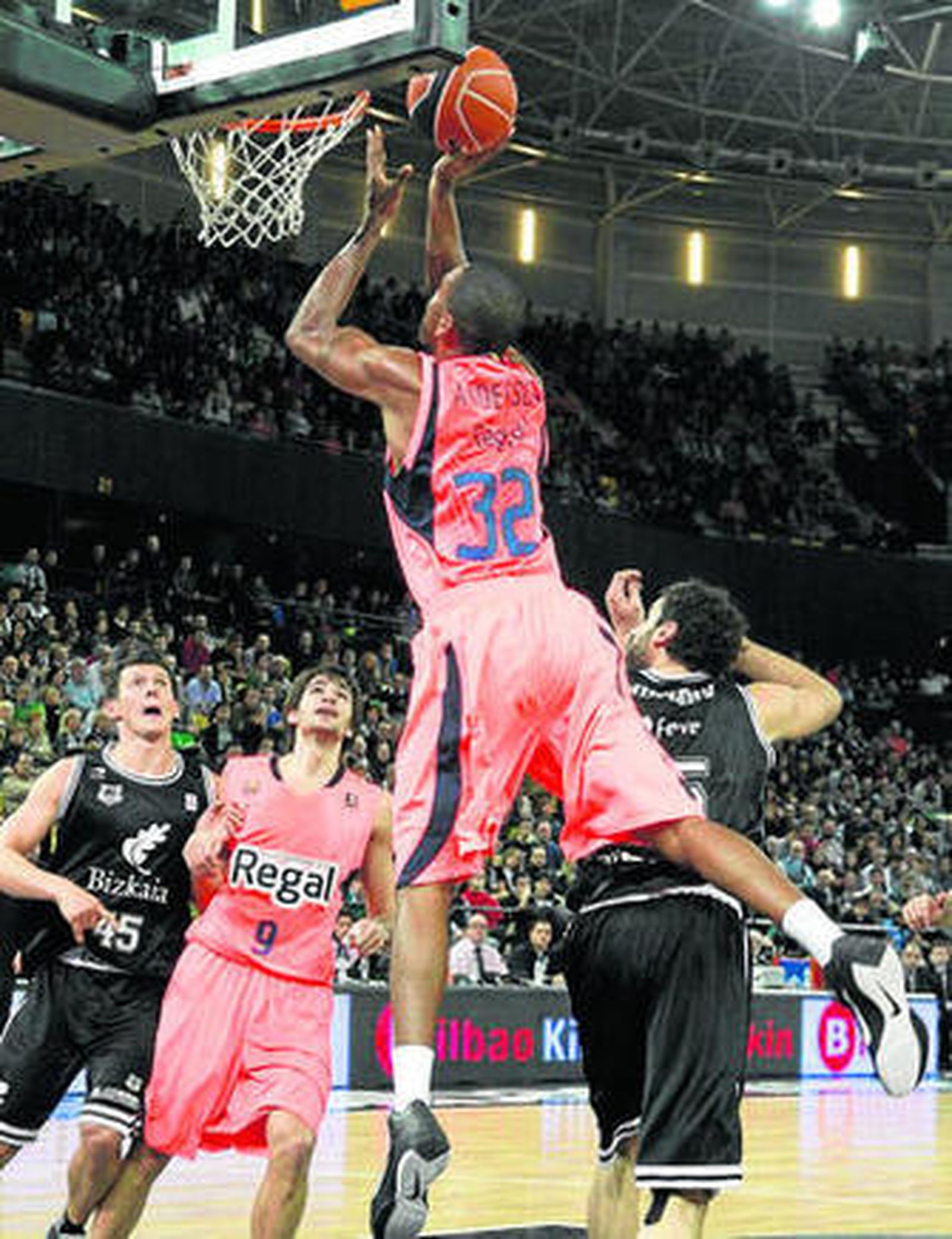 Anderson busca la canasta.