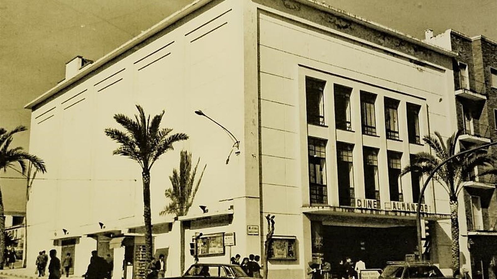 Cine Almanzor, cuyo interior tenía decoración de estilo surrealista.