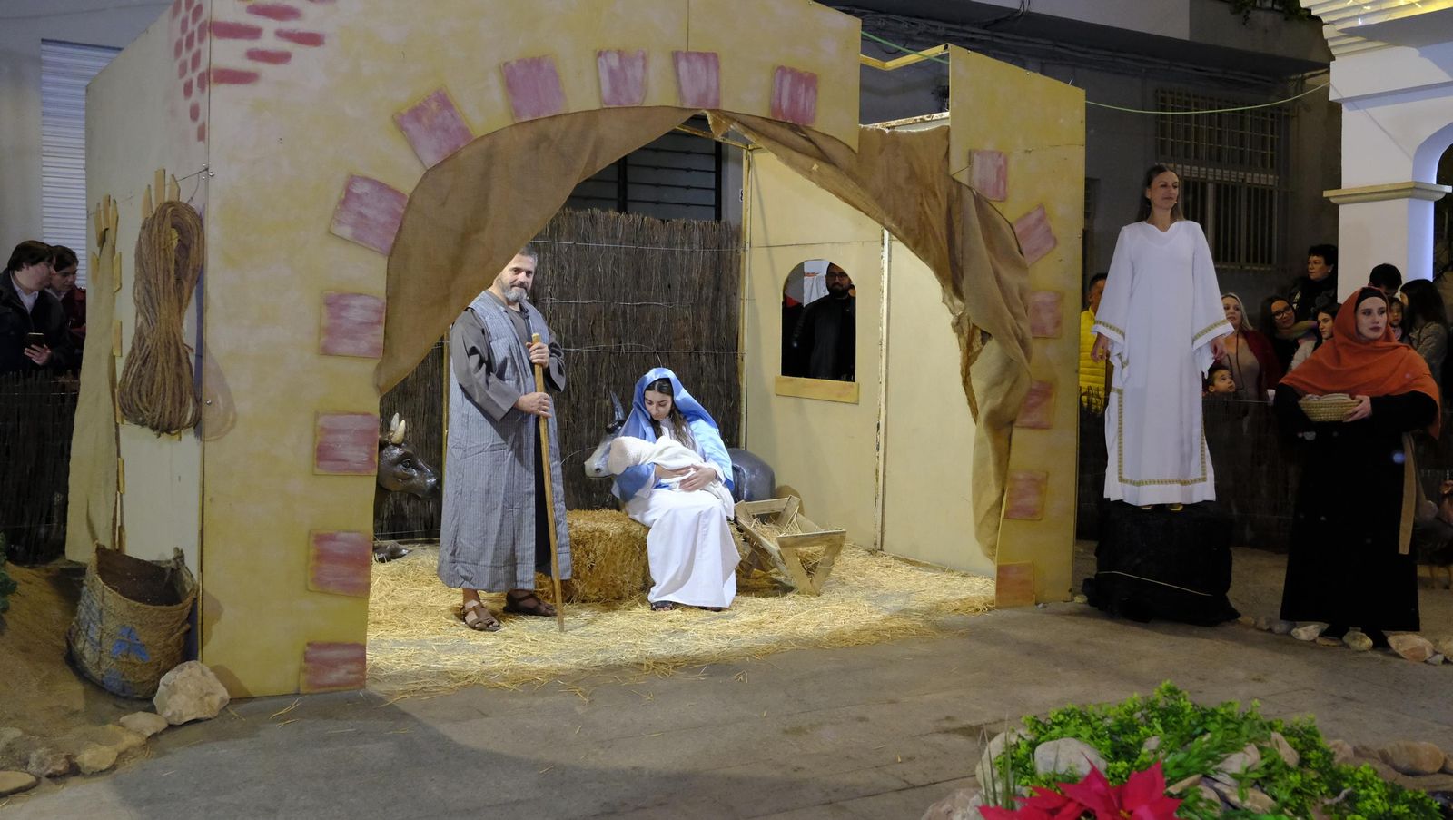 El Belén viviente de Gádor abarrota de público la plaza del pueblo, en imágenes