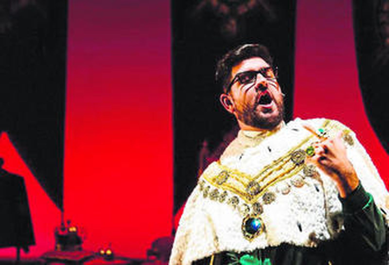 Manu Sánchez durante la puesta en escena de 'El Rey solo, Mi reino por un puchero'.