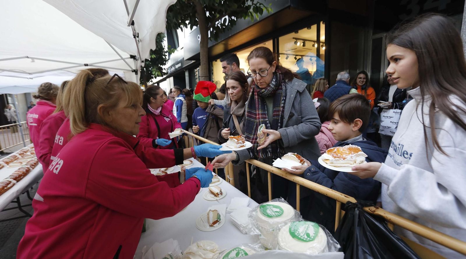 Fotos del roscón de Reyes solidario de Apymeal en Algeciras