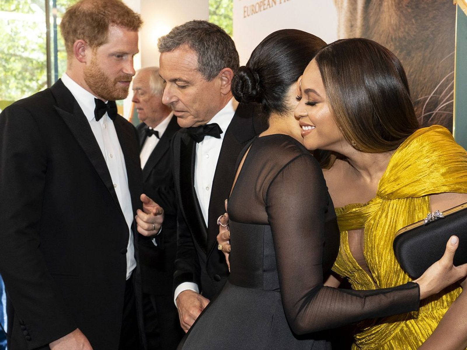 Beyoncé, una de las celebridades que ha defendido públicamente a la duquesa, la abraza en un acto oficial en que coincidieron.