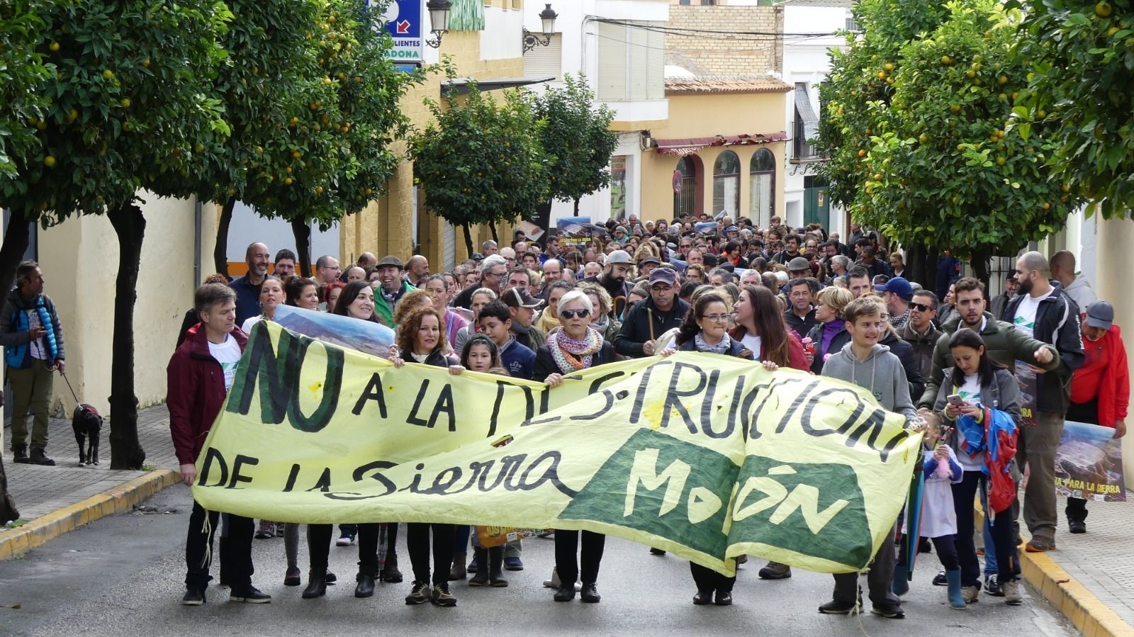 Un grupo de vecinos en las calles de Morón de la Frontera.