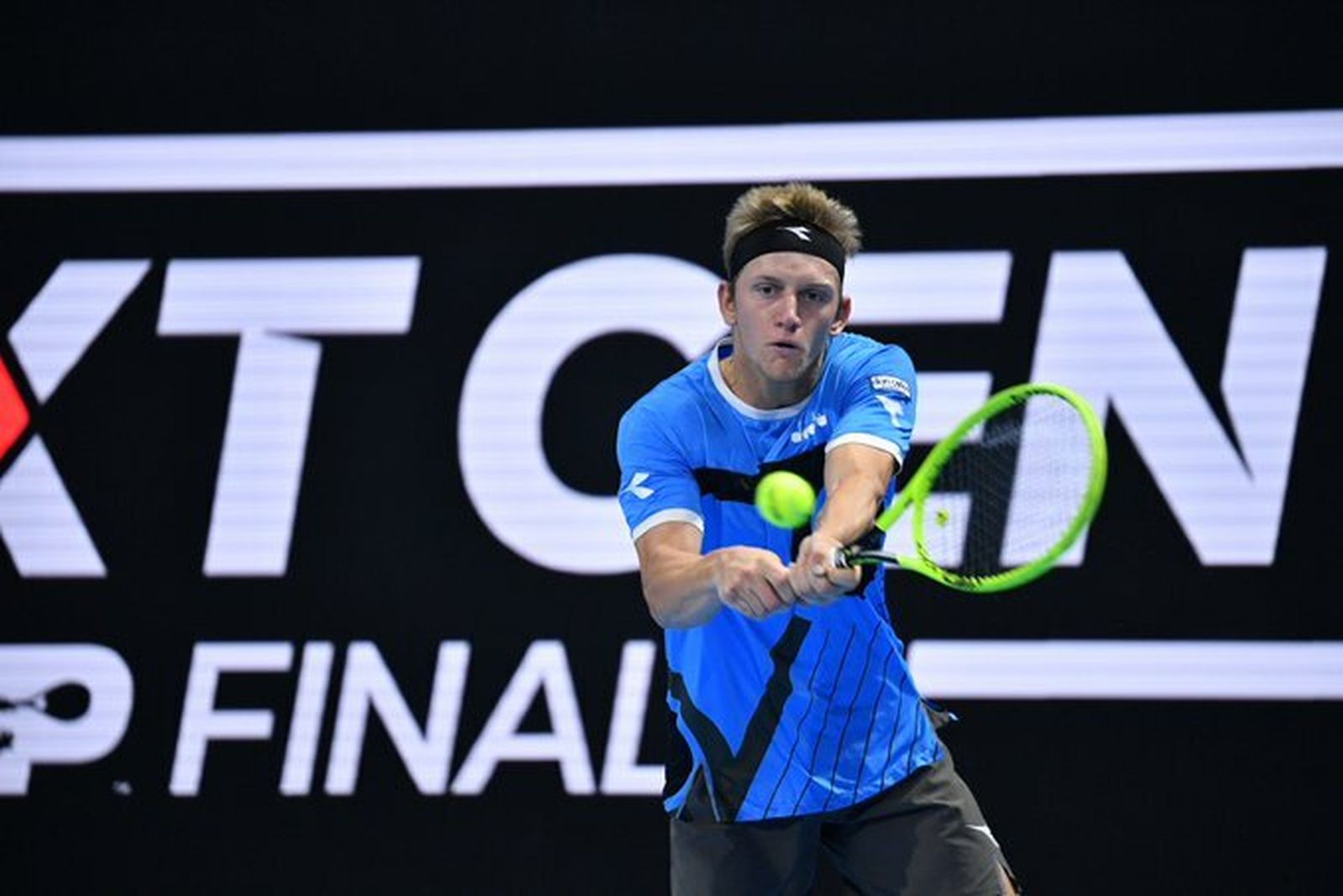 Davidovich golpea de revés.