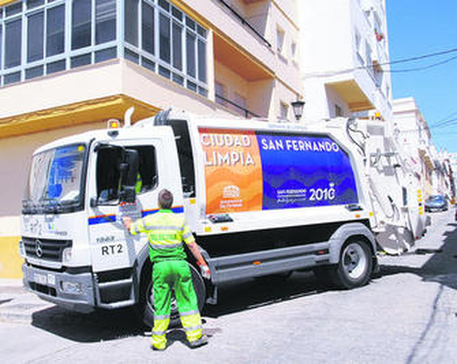 Uno de los camiones de Urbaser, trabajando en la calle.