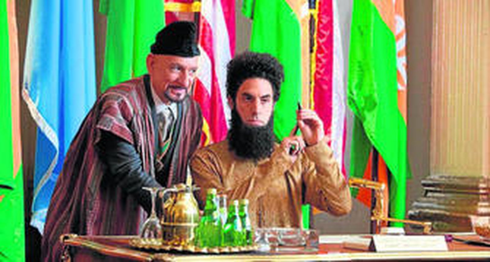 Ben Kingsley interpreta al consejero de máxima confianza del general almirante Haffaz Aladeen (Cohen).