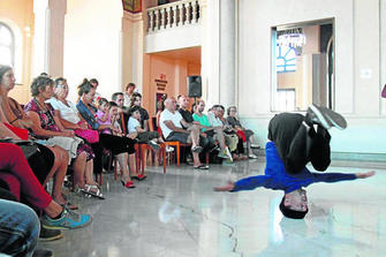 Actuación de El Punto! Danza Teatro en el foyer del Gran Teatro Falla.