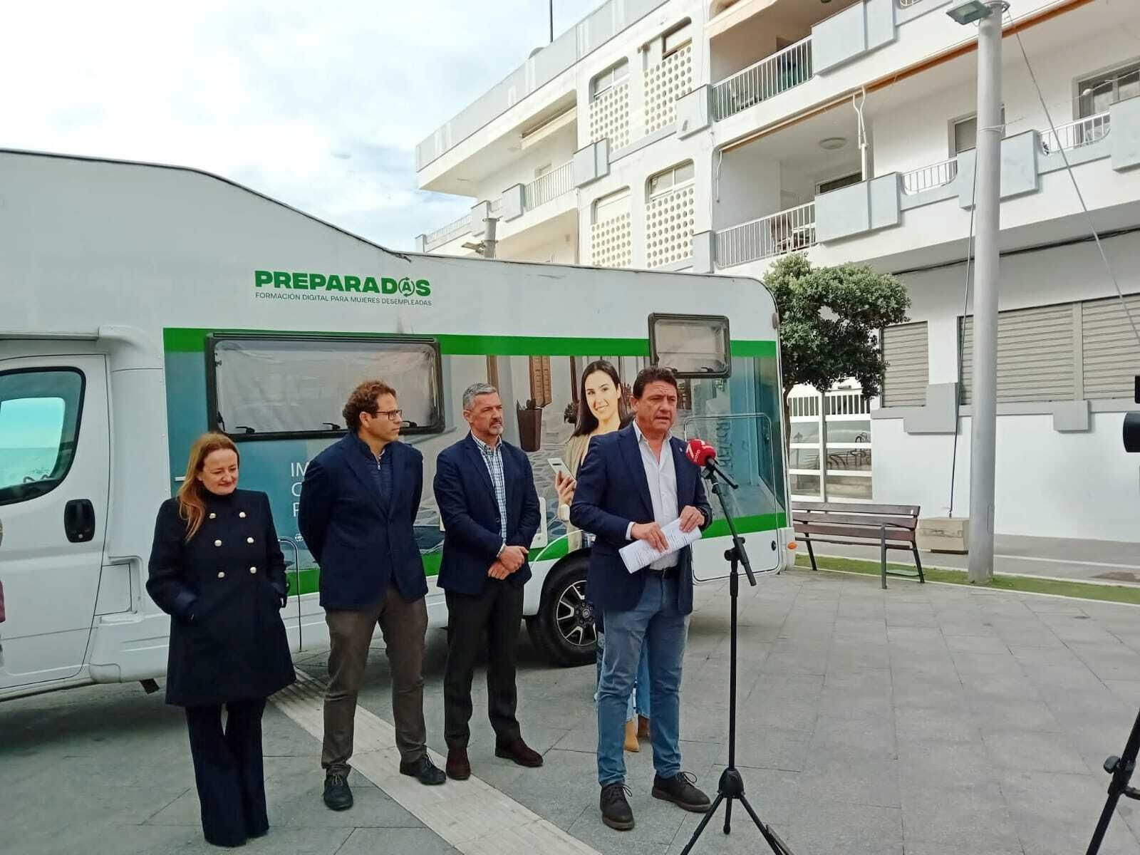 Daniel Sánchez Román comparece en la presentación del programa en Rota.