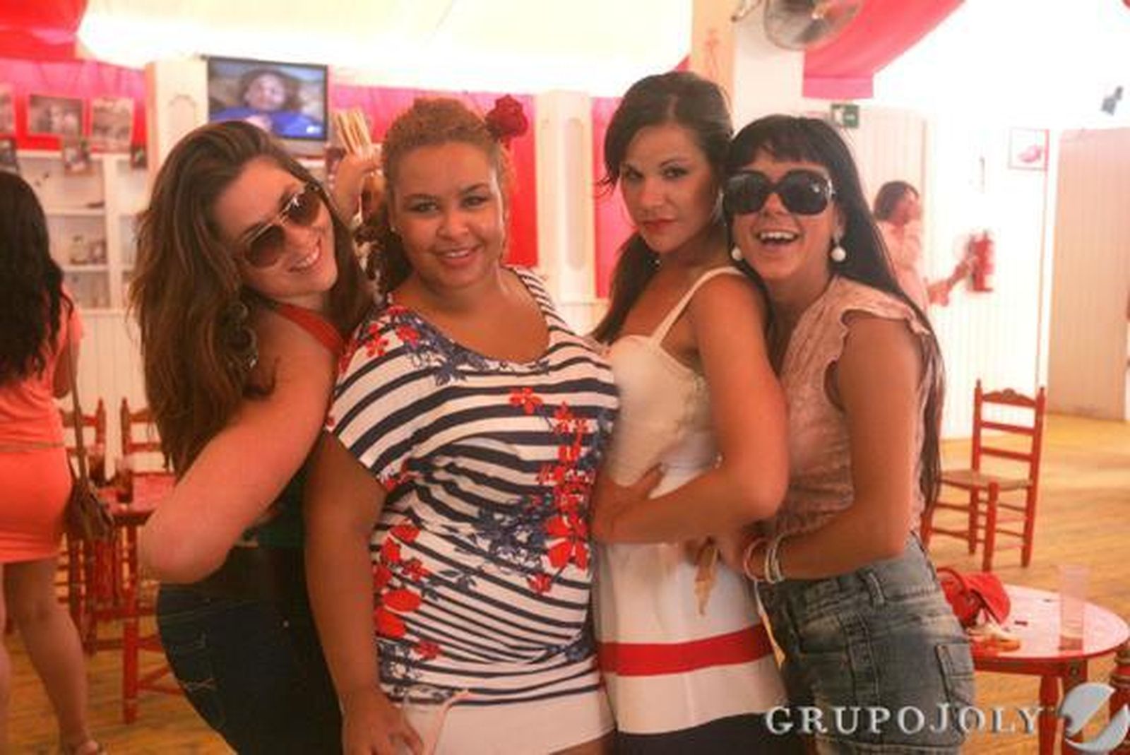 Los algecireños disfrutan de su último día de feria y se reúnen en el Real para contemplar el montaje pirotécnico con el que acaba la fiesta./J.M. Quiñones

Foto: J.M. Quinones