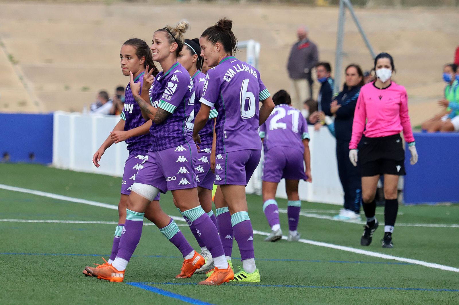 Las jugadoras béticas celebran el gol de Ángela Sosa.