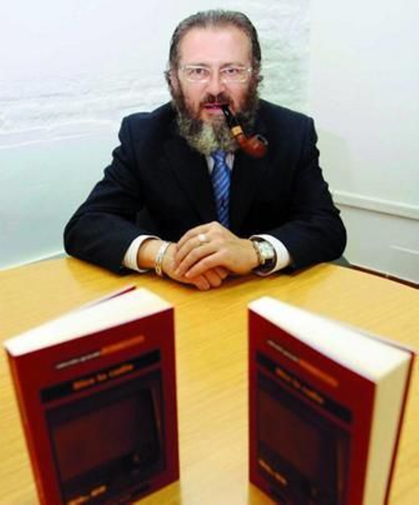 Tito Ortiz presentó ayer 'Dice la radio' en la sede de la Asociación de la Prensa de Granada.