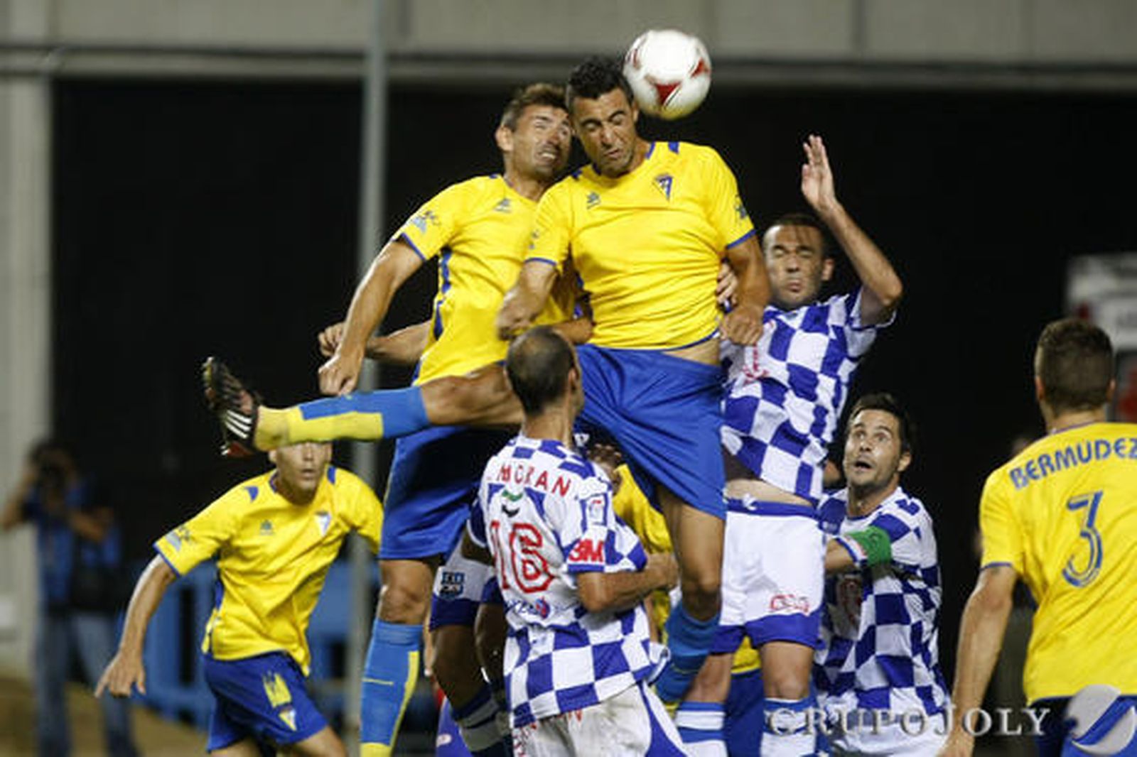 Belencoso, que salió en la segunda parte, y Garrido intentan el remate. 

Foto: Jose Braza