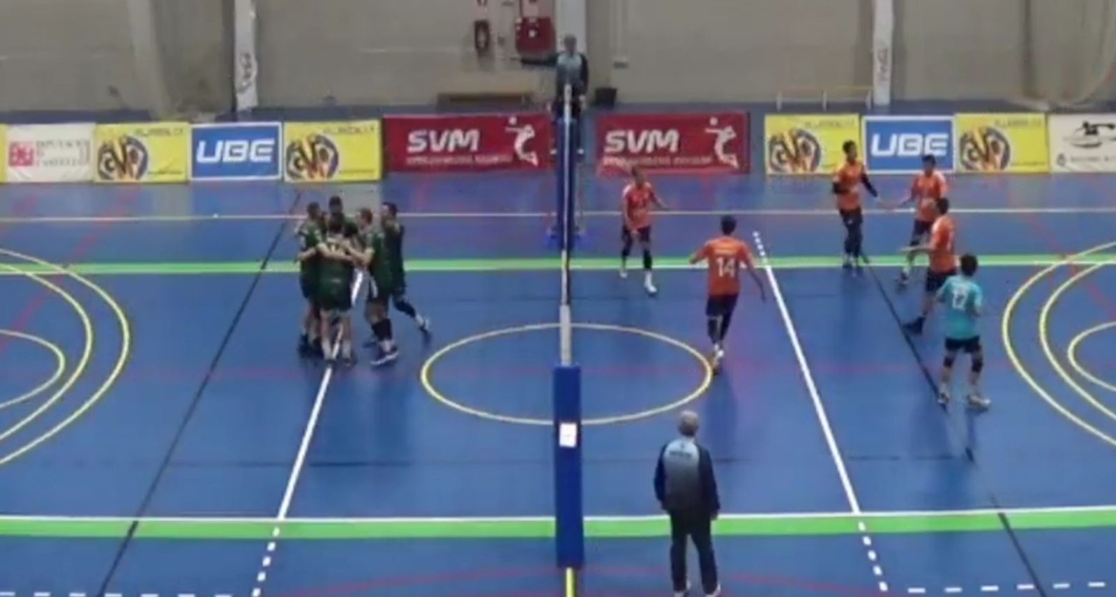 Jugadores de Unicaja celebrando un punto en la cancha de los castellonenses.