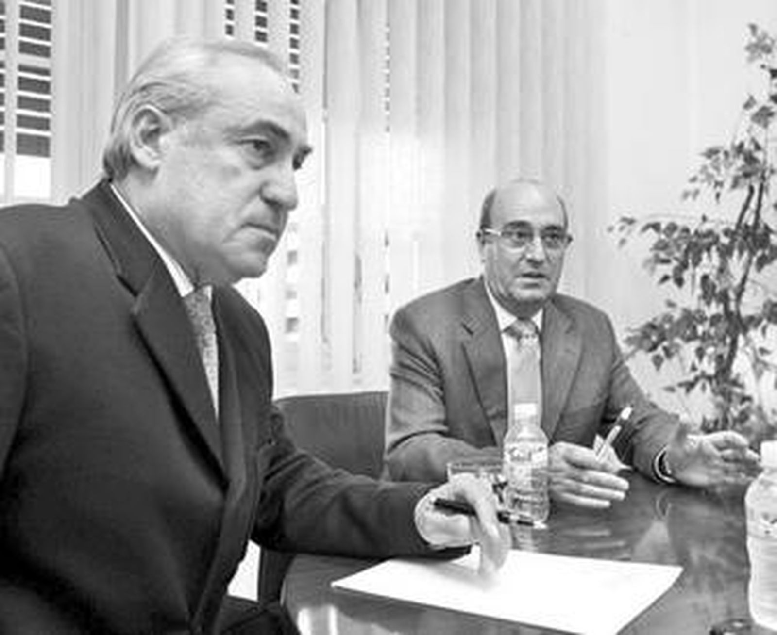 Dos directivos de la Asociación de Estaciones de Servicio analizan la situación actual del sector.