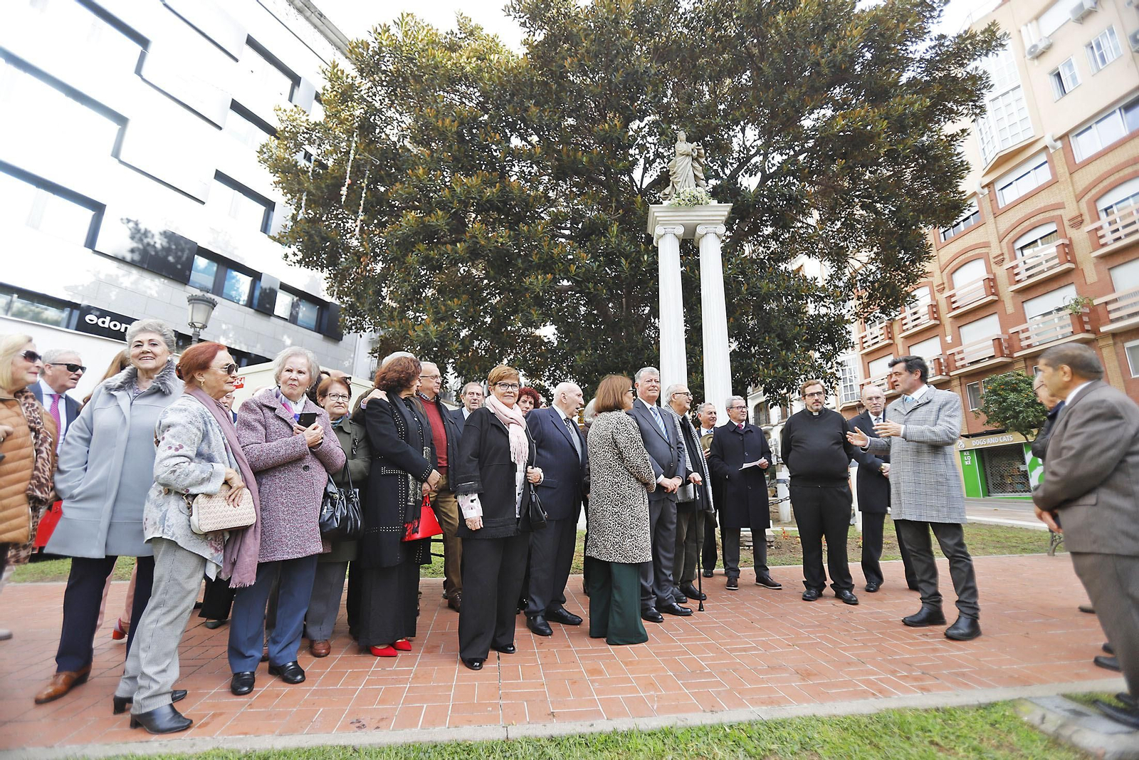 Imágenes de la Ofrenda de flores y rezo ante el monumento a la Inmaculada en Huelva