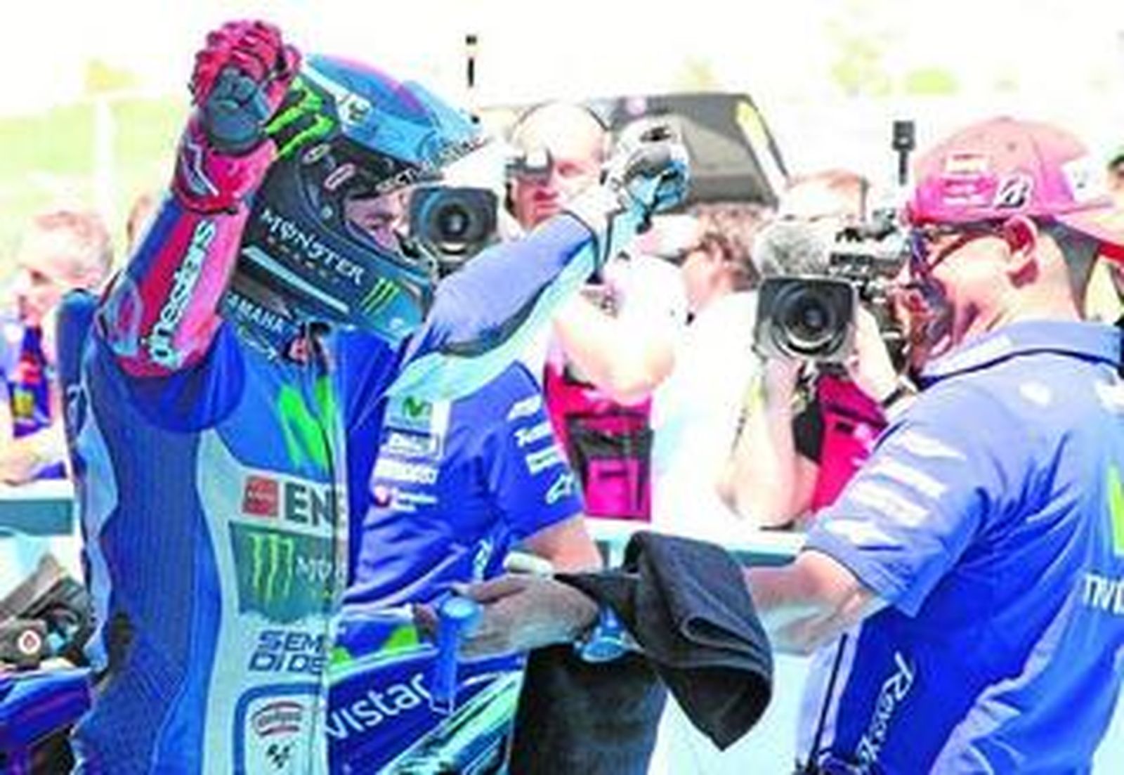 Un eufórico Jorge Lorenzo saluda a un miembro de su equipo al lograr la 'pole position'.