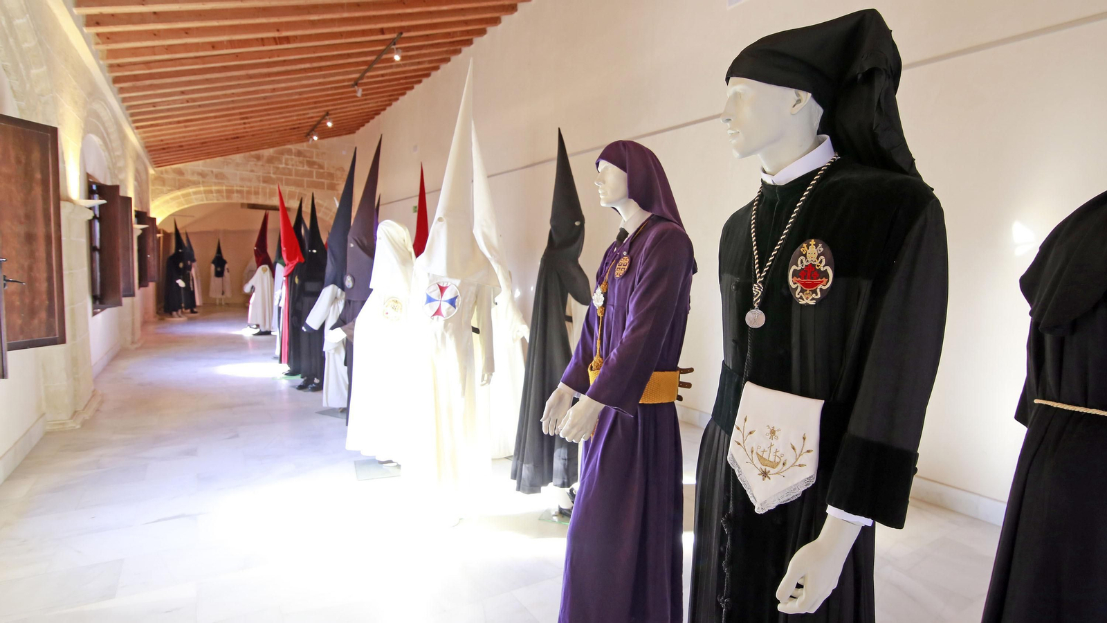 Imágenes de la magna exposición de las cofradías en Los Claustros