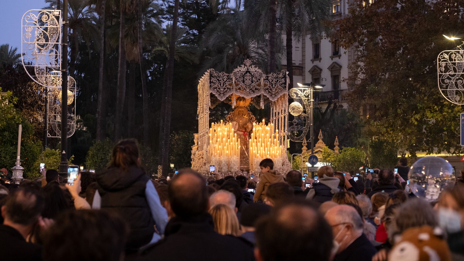 La Candelaria por la Plaza del Triunfo, en imágenes