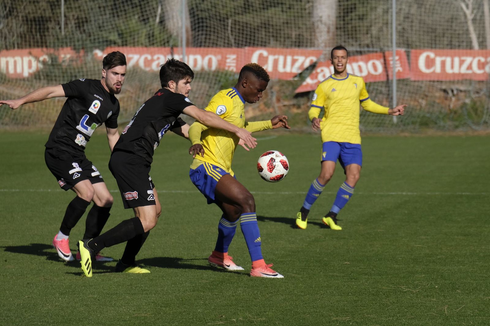 Peter protege el esférico ante el acoso de dos jugadores del Ciudad de Lucena.