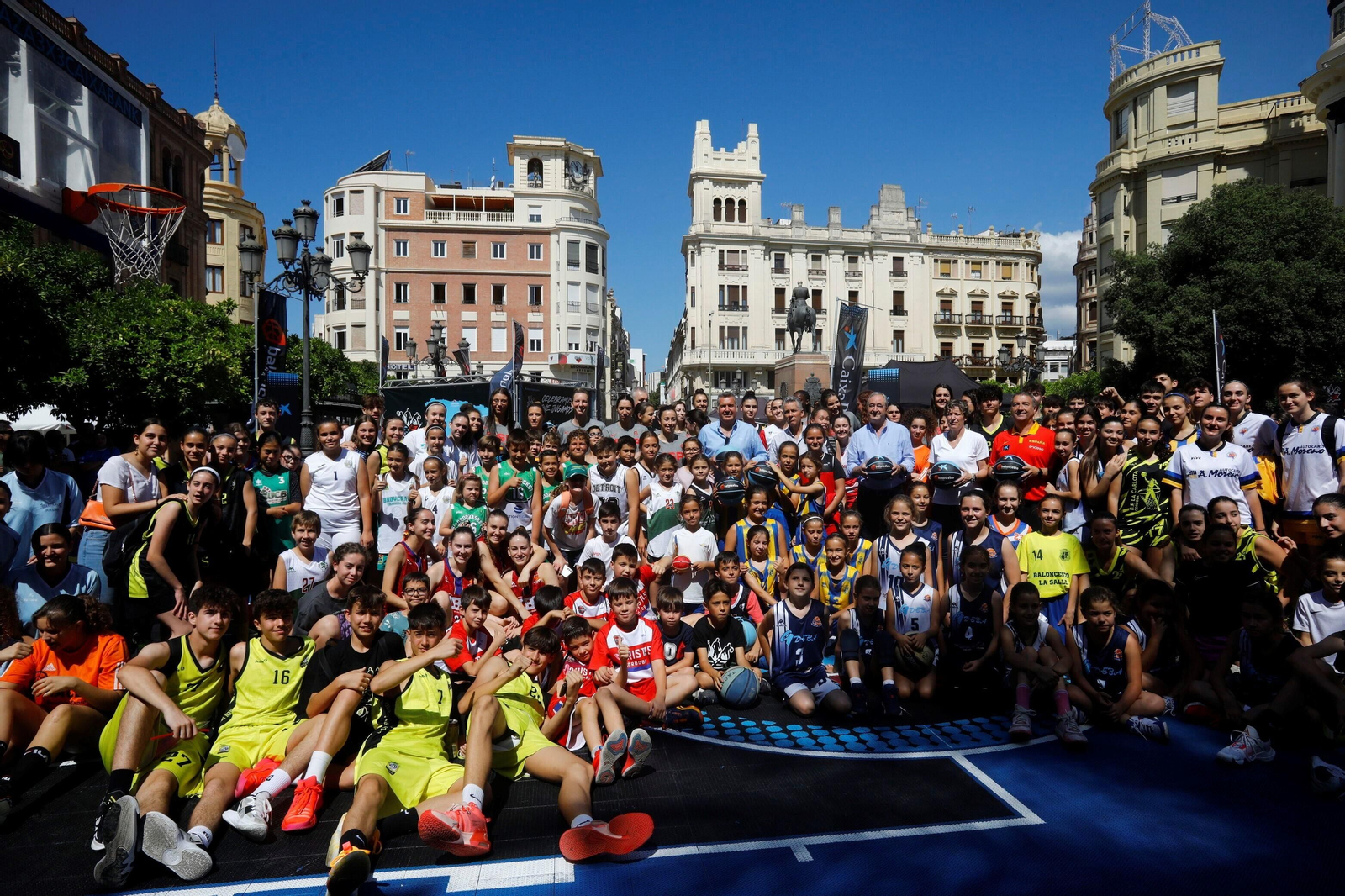 La selección española femenina de baloncesto visita la pista de 3x3 ubicada en Las Tendillas