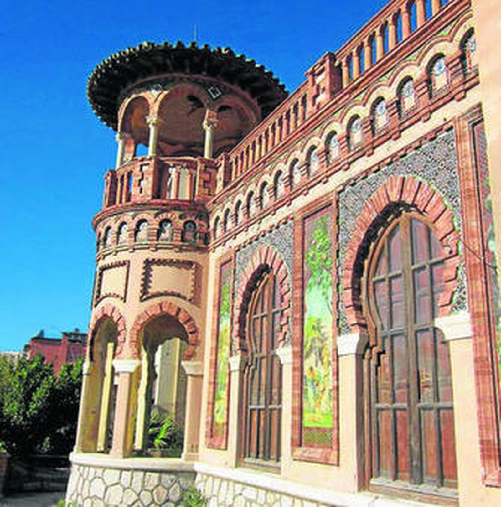 El edificio es de estilo neomudéjar y fue construido en 1925.