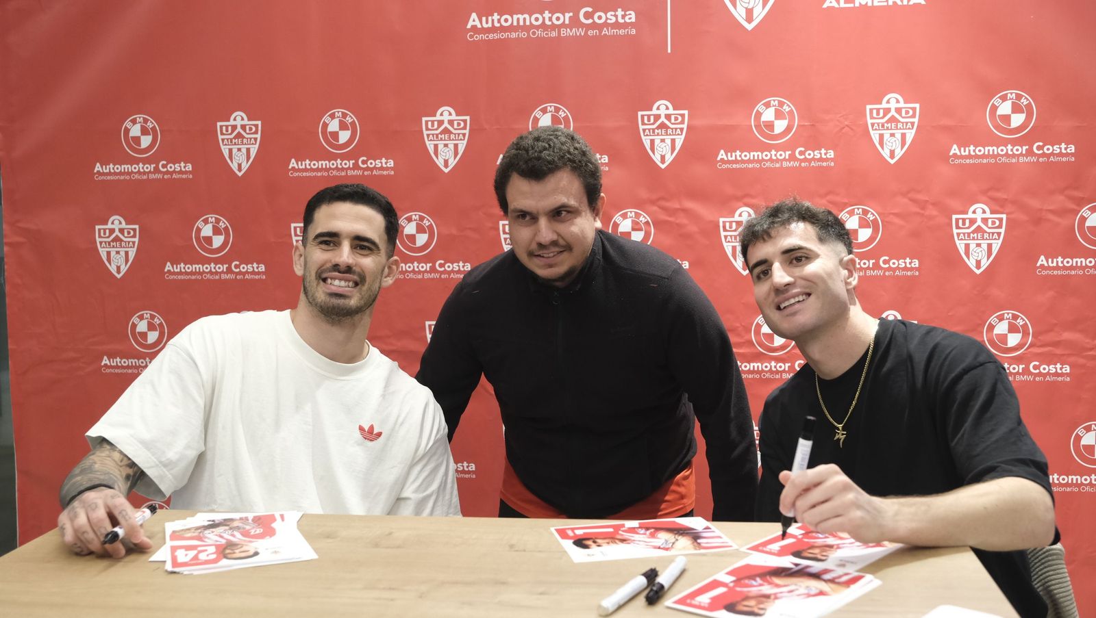 La firma de autógrafos de Jon Morcillo y Miguel de la Fuente en Automotor Costa BMW