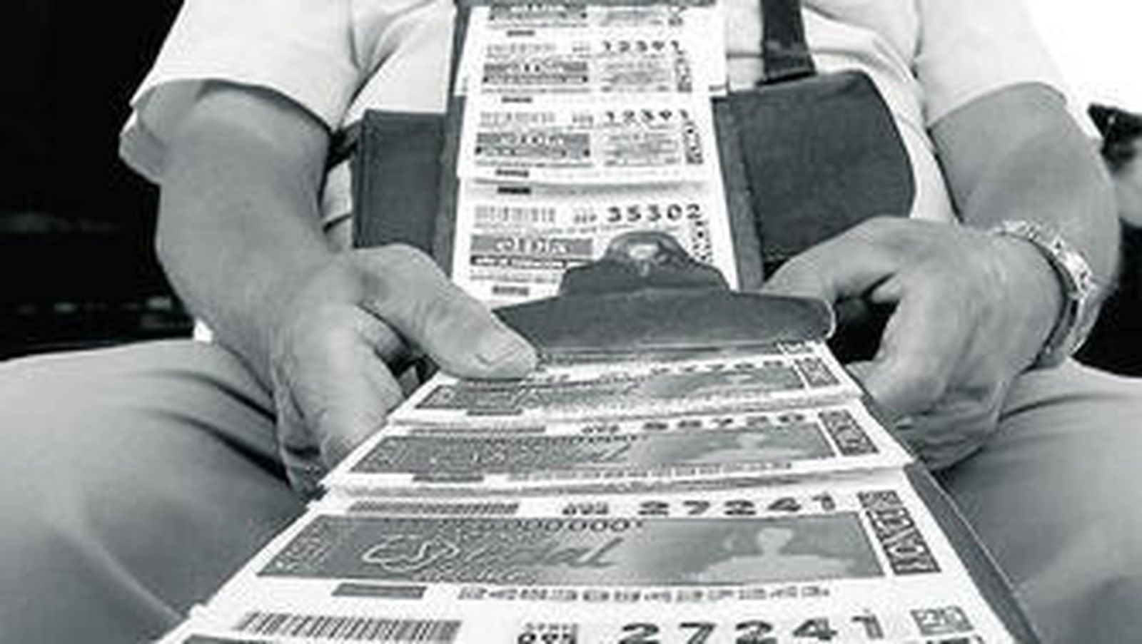 Un vendedor callejero de los tradicionales cupones de la Once.