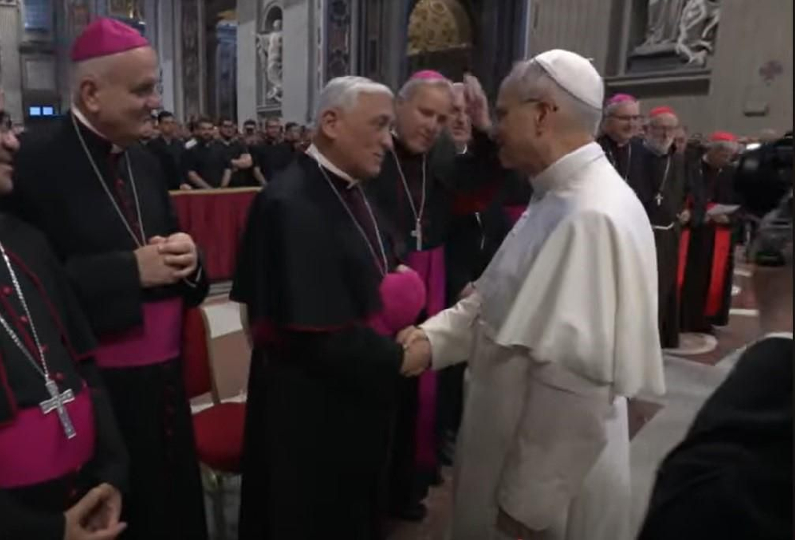 León XIV y el obispo Zornoza en un encuentro en la Basílica de San Pedro.