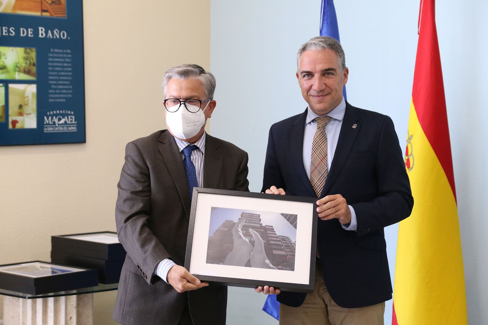 Las imágenes de la visita de Bendodo a Cosentino y la firma de la adenda con Extenda y la AEMA