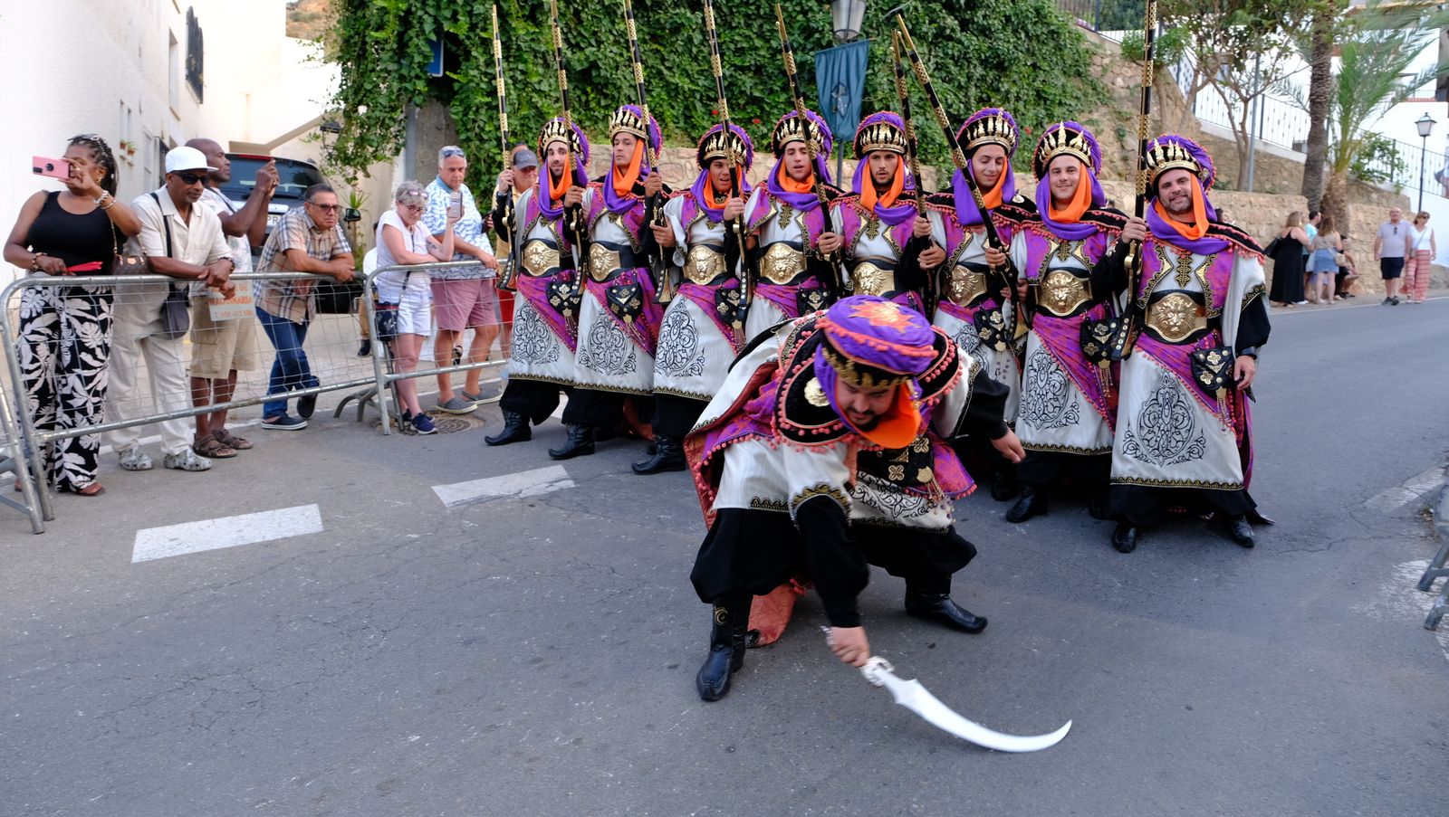 El espectacular desfile de Moros y Cristianos de Mojácar, en imágenes