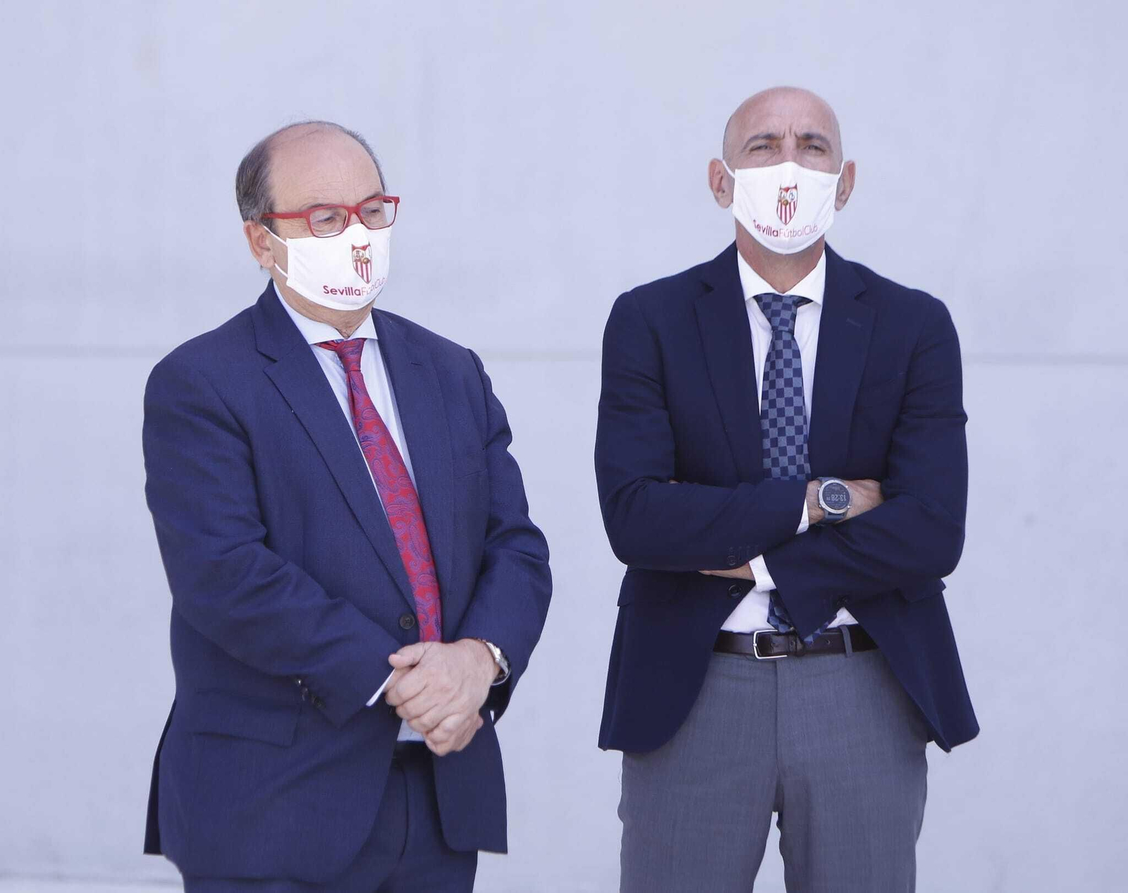 José Castro y Monchi, pensativos, en la presentación de Óscar Rodríguez.