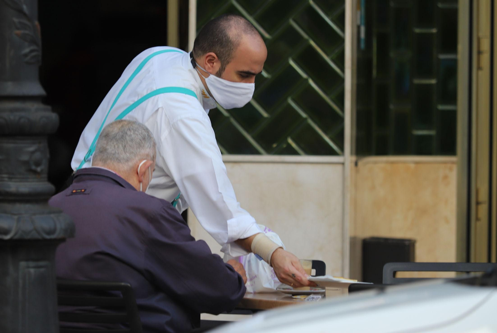 Imágenes del cierre de comercios bares y terrazas a causa de las nuevas restricciones por la Covid en Huelva