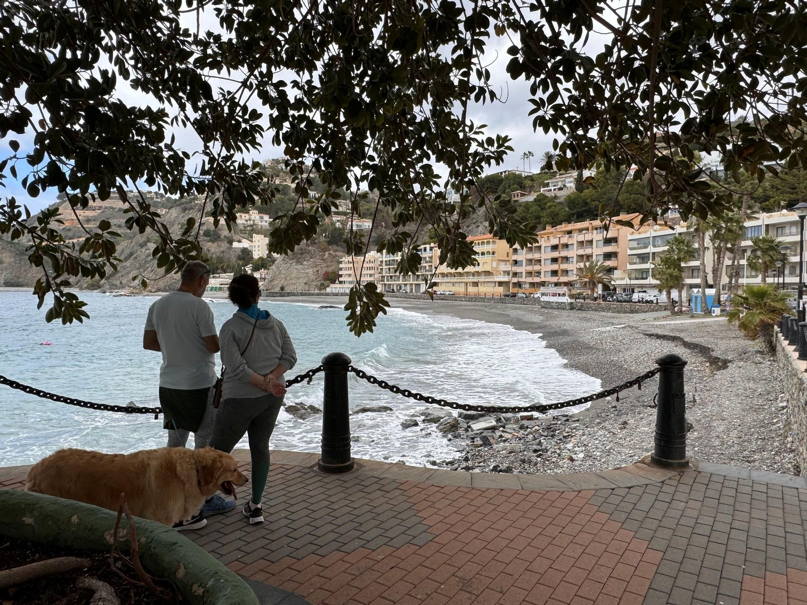 Dos personas miran la playa de Cotobro