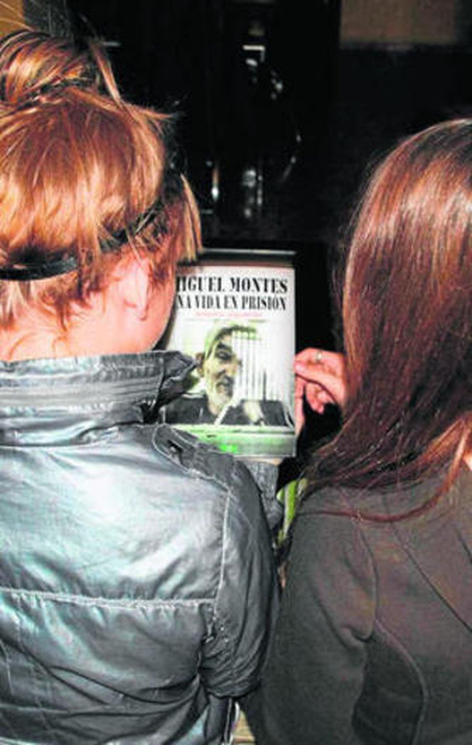 Las hijas de Montes Neiro, con el libro de Montes Neiro.