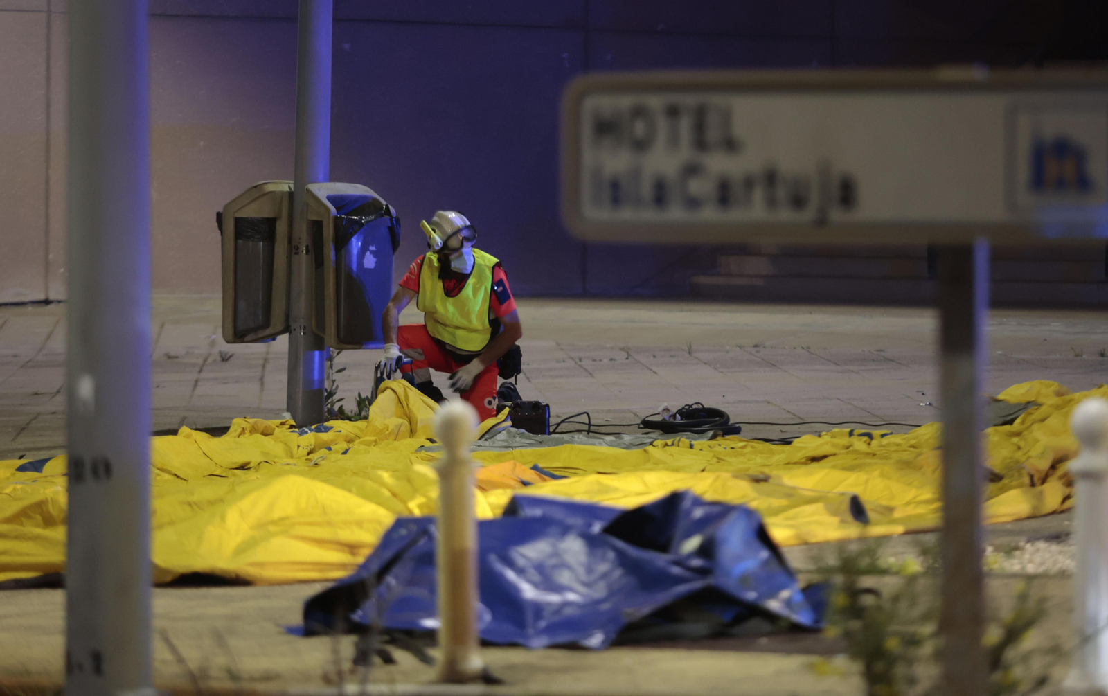 Las imágenes del incendio en el Hotel Isla de la Cartuja