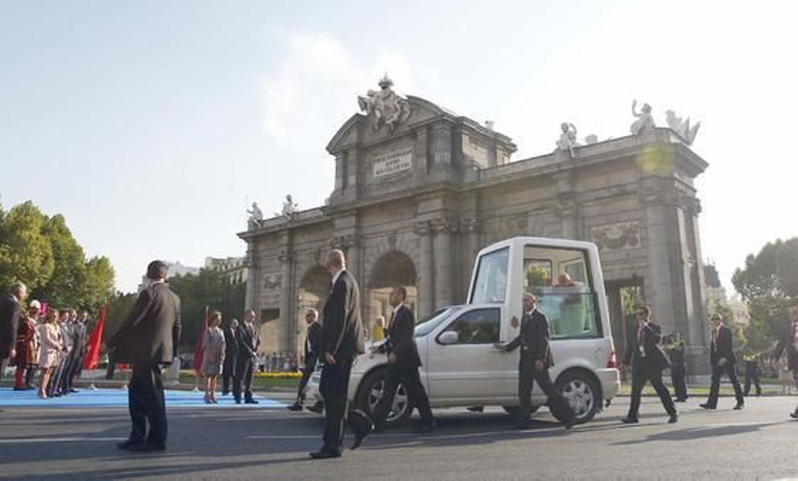 El papa en la Puerta de Alcalá.  Foto: EFE