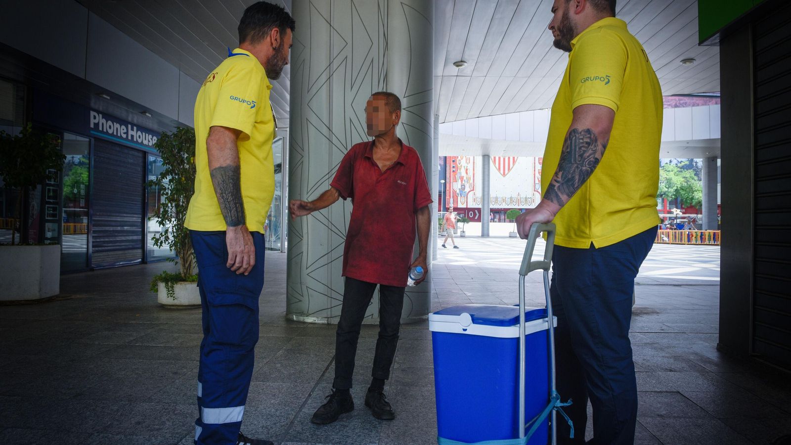 Francisco José Camacho conversa con Francisco José María y Raúl Castillo, de la UMIES.