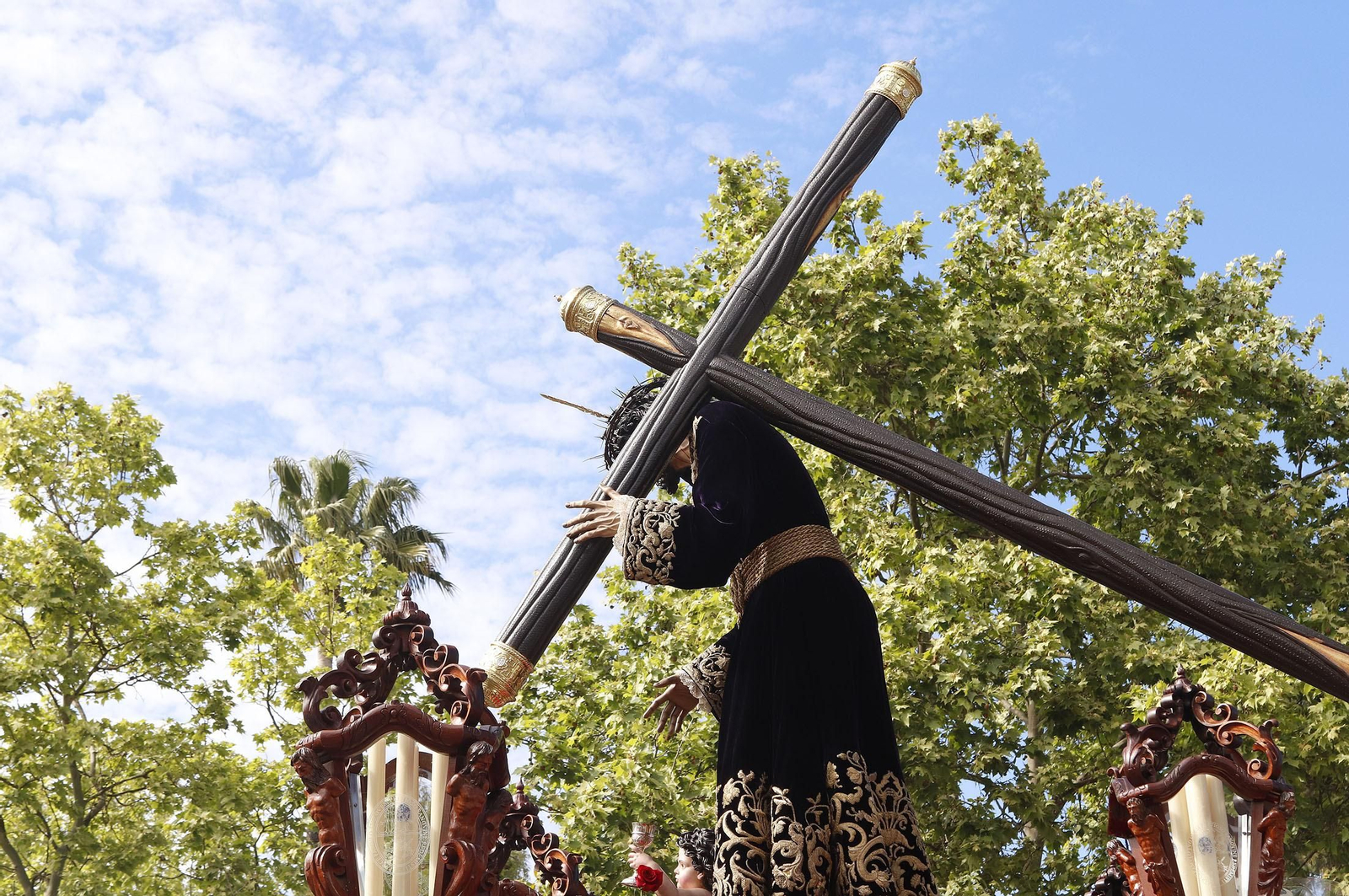 Imágenes del recorrido de la Hermandad de la Redención por las calles de Huelva