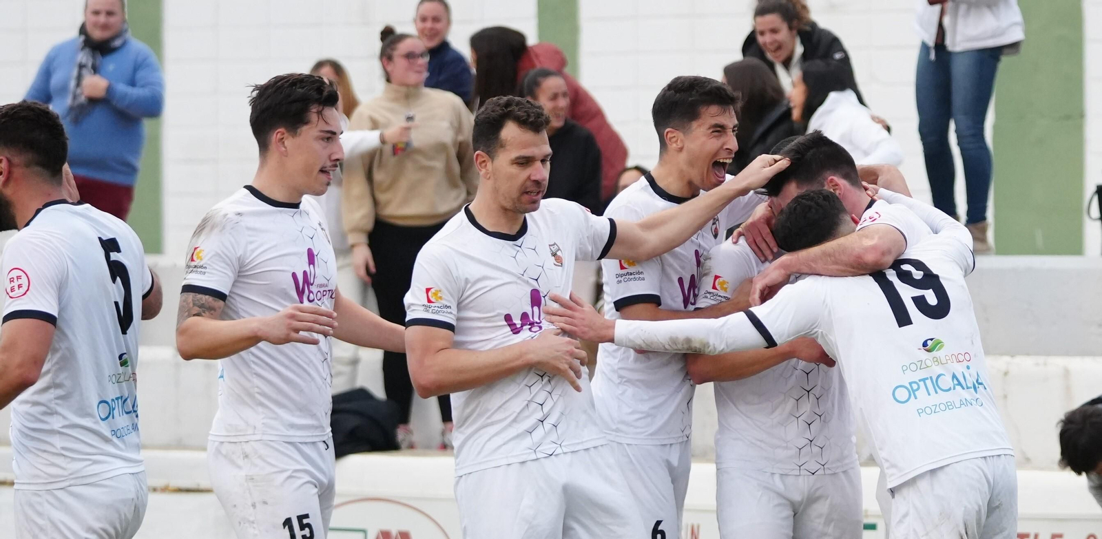 Los jugadores del Pozoblanco celebran el gol de León.